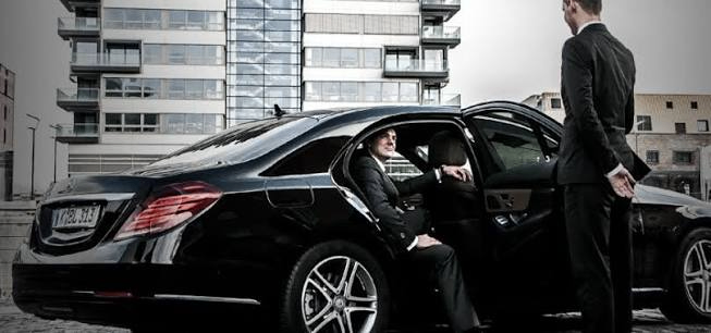 Quiet Luxury on Wheels: Understanding Black Car Service Fullerton Riders Choose for Comfort and Reliability