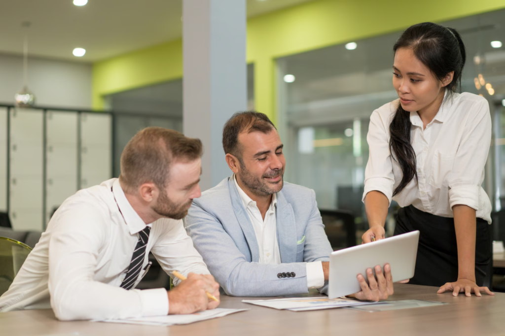 imgi_92_asian-business-lady-working-with-coworkers-desk_1262-14799