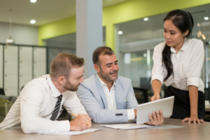 imgi_92_asian-business-lady-working-with-coworkers-desk_1262-14799