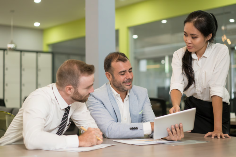 imgi_92_asian-business-lady-working-with-coworkers-desk_1262-14799