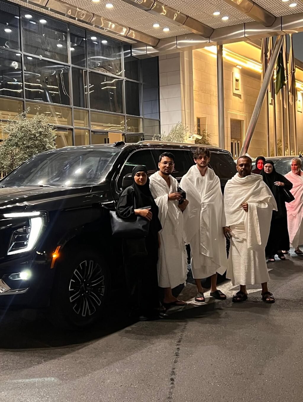 Umrah taxi services for a happy pilgrim family in Makkah